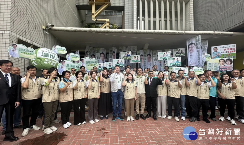 温世政由眾多各地參選人陪同往縣選委會登記。（記者扶小萍攝）