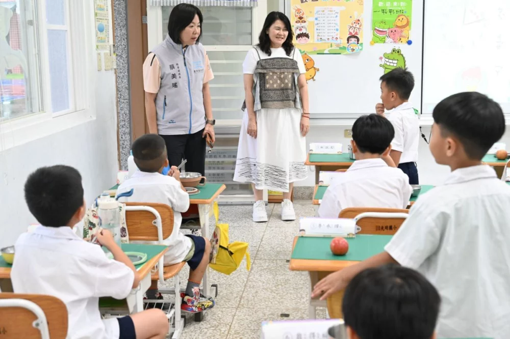 圖／教育處處長蔡美瑤巡視班級，關心光明國小學童們享用升級版營養午餐的狀況，確保供餐品質。（臺東縣政府提供）