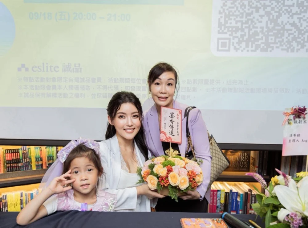 圖/尚羽公司總經理,魅后創辦人鐘盈惠(右),親自到場送上祝福。(翻攝粉專)
