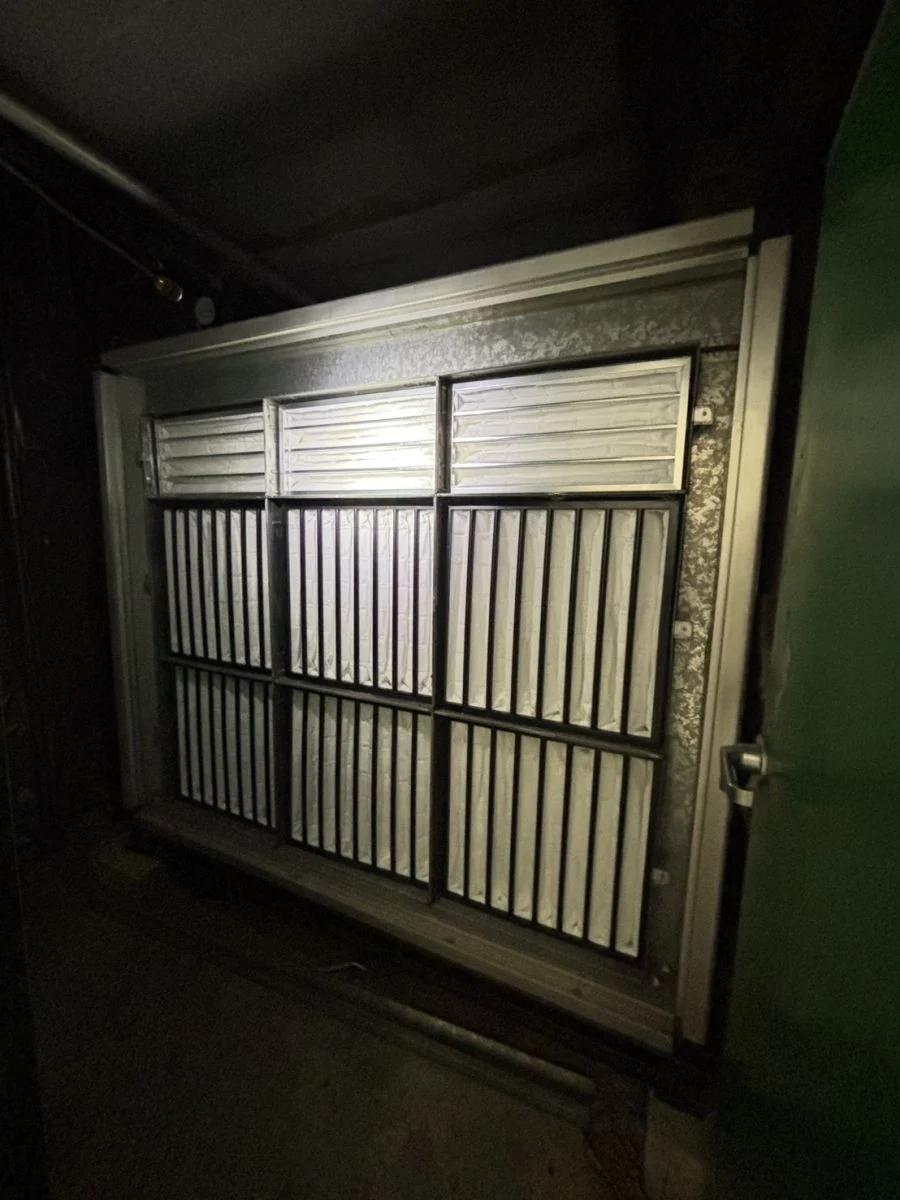 圖／大型空調系統濾網應用現場。高容塵濾網可應用於 MAU／AHU 系統，透過低壓損設計，協助降低空調運轉負荷。（榮宗科技提供）