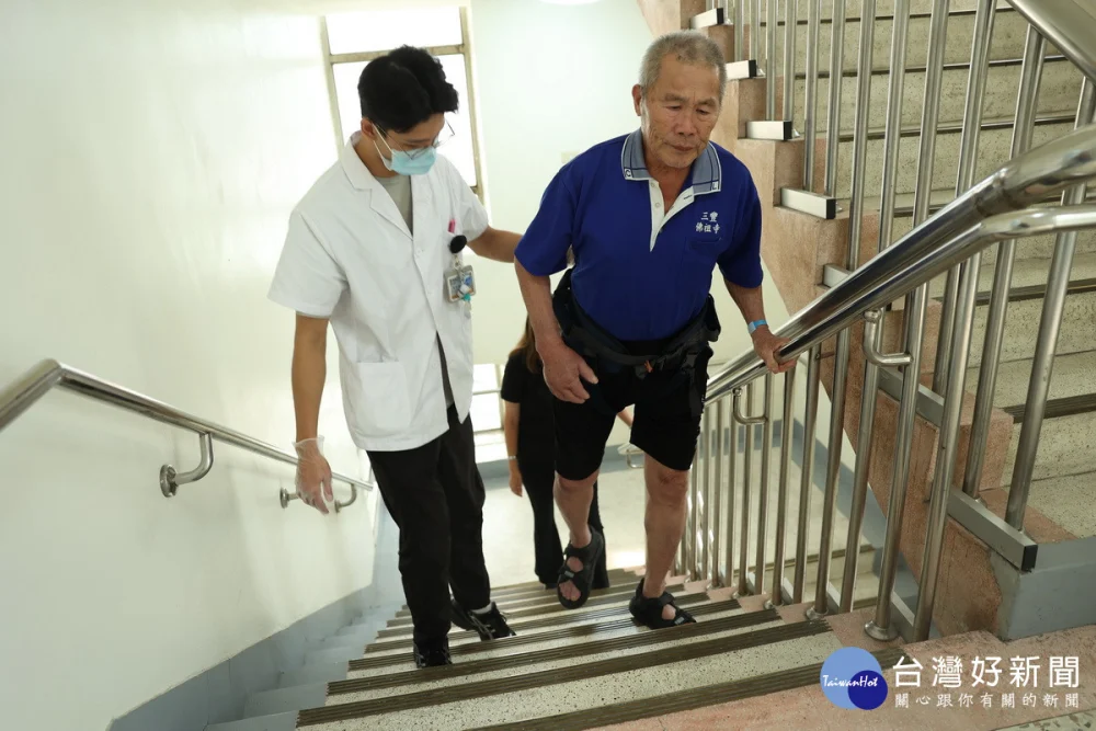 陳老先生已能自2樓走上8樓再折返。（東華醫院提供）
