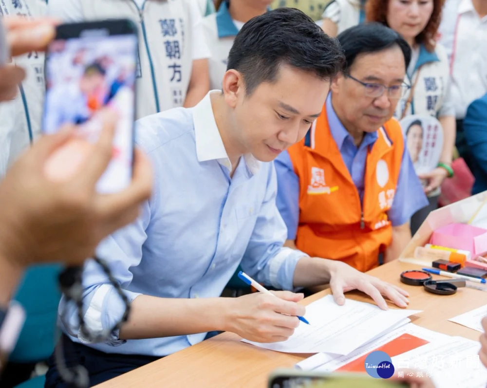 鄭朝方前往新竹縣選舉委員會完成登記。