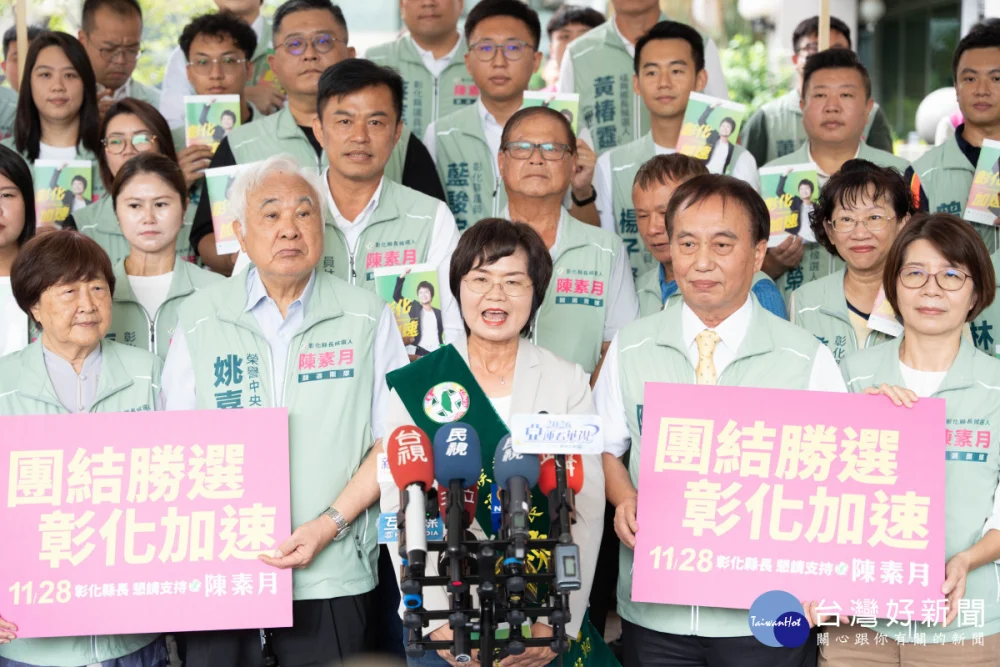 陳素月率綠營大陣仗登記參選，展現「母雞帶小雞」團結氣勢。圖／記者鄧富珍攝