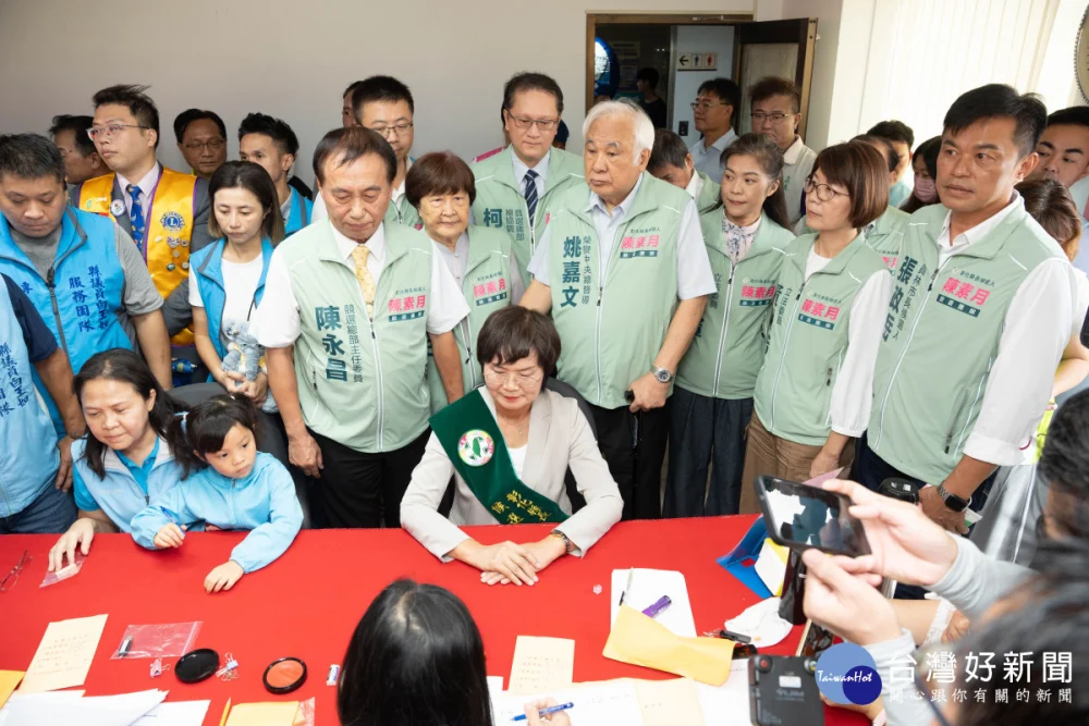 陳素月率綠營大陣仗登記參選，展現「母雞帶小雞」團結氣勢。圖／記者鄧富珍攝