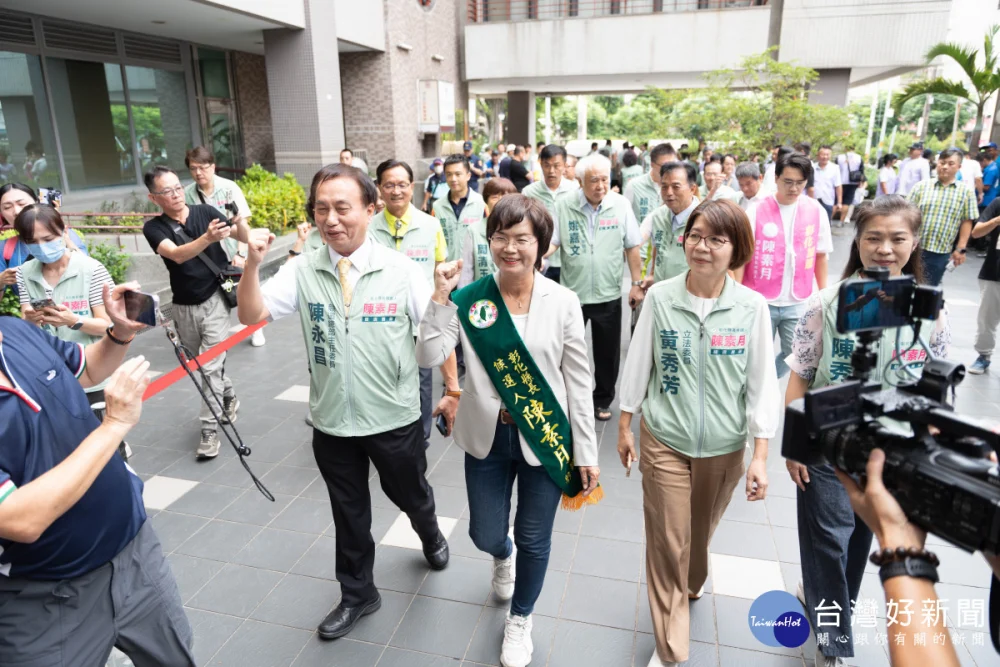 陳素月率綠營大陣仗登記參選，展現「母雞帶小雞」團結氣勢。圖／記者鄧富珍攝
