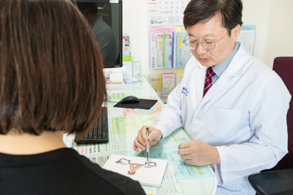 吳信宏主任細心為病友解說，強調在抗癌治療前進行凍卵或凍胚能為未來保留選擇權。圖／彰基提供