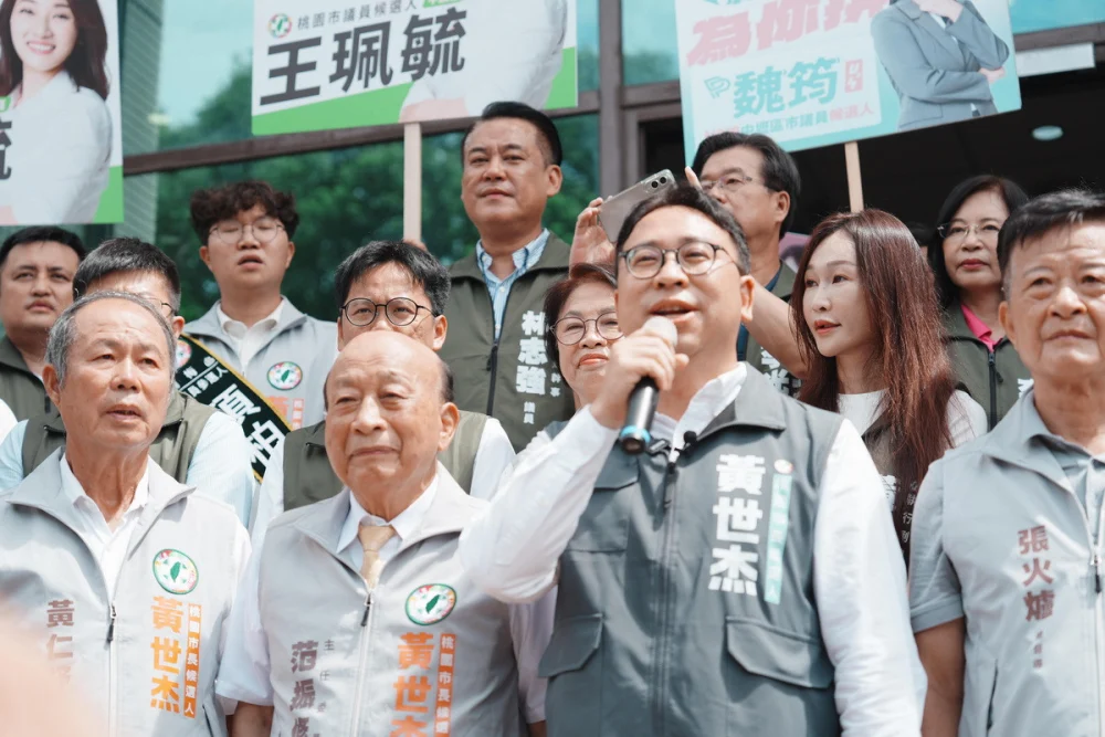民進黨桃園市長參選人黃世杰於桃園市選舉委員會前發表參選宣言。