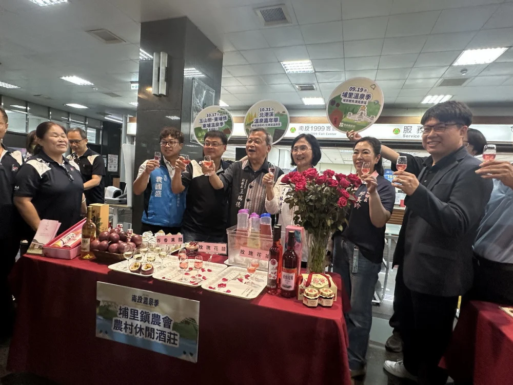 王副縣長到各攤位巡訪。（記者扶小萍攝）