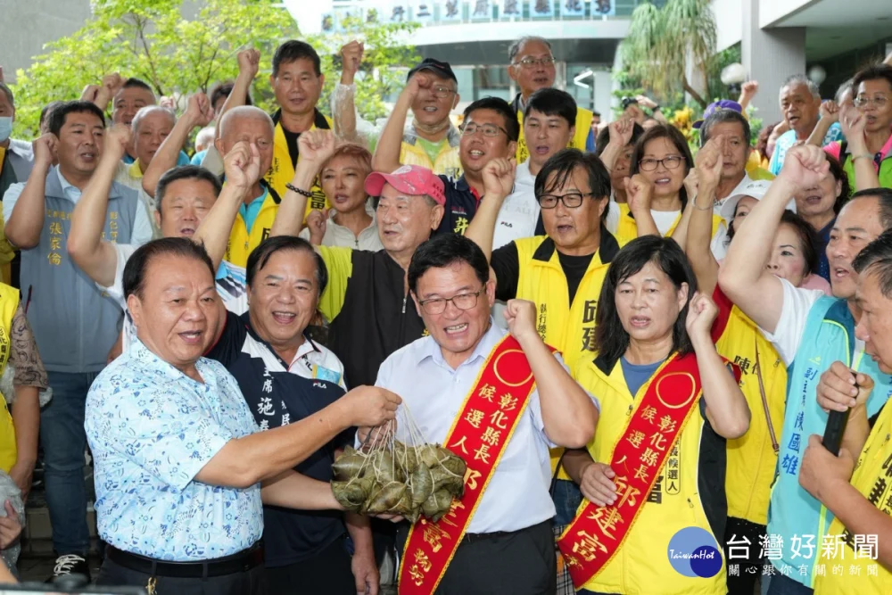 邱建富完成彰化縣長參選登記,帶鸚鵡現身邀藍綠公開辯論。