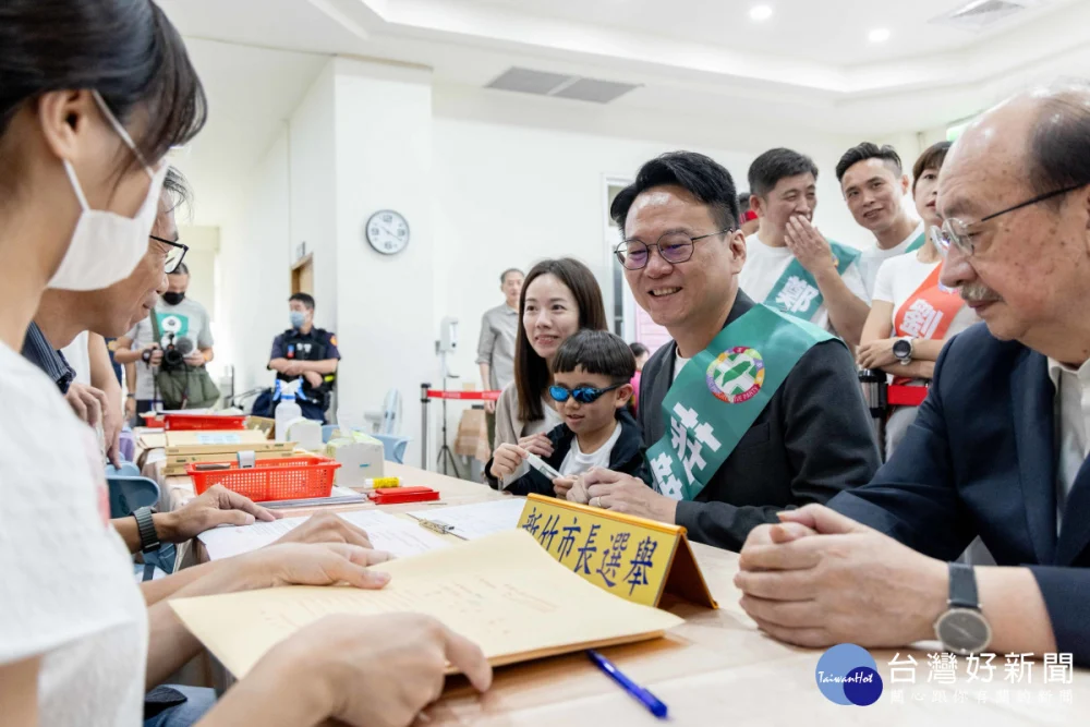 莊競程偕同夫人方心慧與孩子，前往新竹市選舉委員會登記參選。