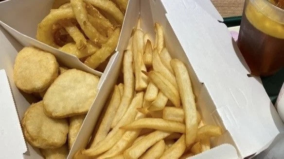 宵夜吃太飽又秒躺！胃酸半夜「逆襲」，醫揭3招減少胃食道逆流。圖／秀傳提供
