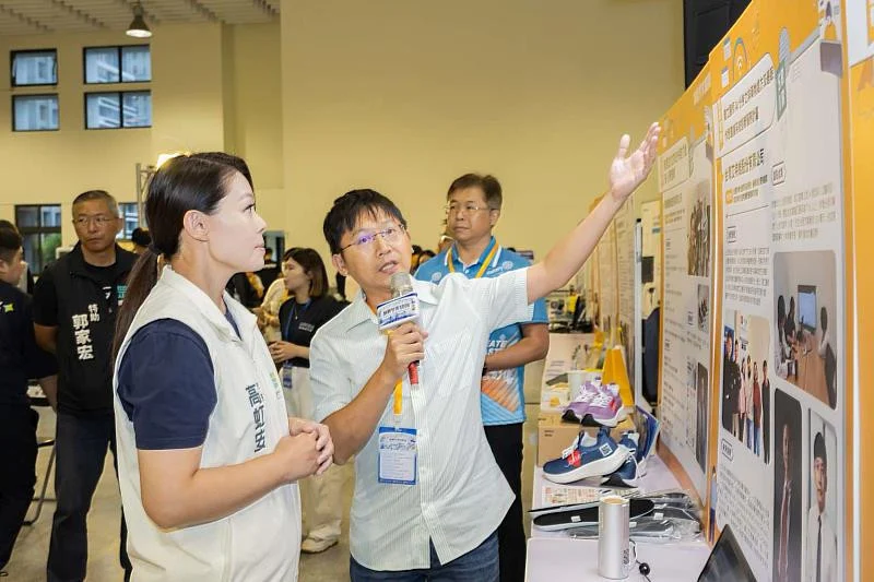 台灣艾特維展示「醫師 AI 分身之非藥物處方及睡眠作息建議系統創新服務計劃」研發成果。（圖／新竹市政府 提供）