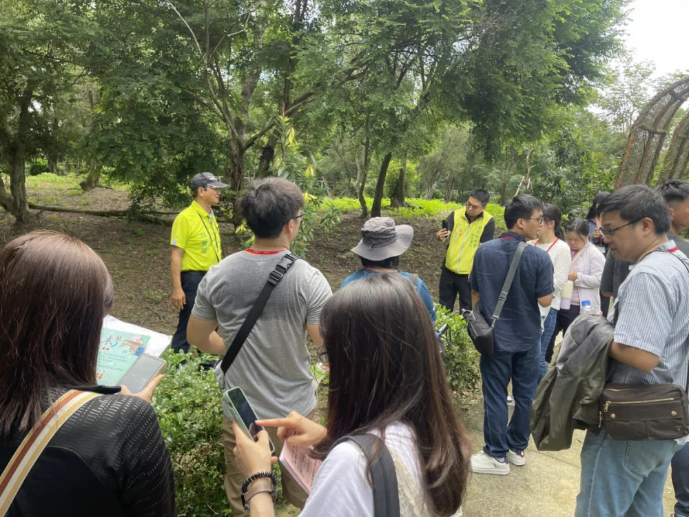 林世賢市長在香山步道.東方公園向青年朋友解說公園由廢墟搖身成為勝境的故事。圖/彰化市公所提供