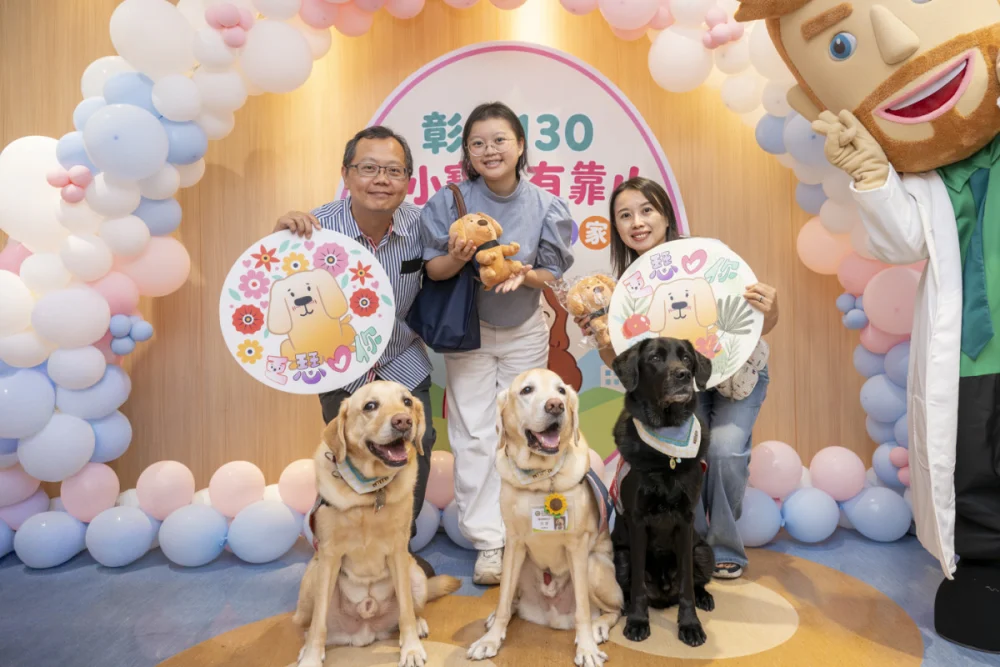 罹患癌症的Sebrina姊姊親自送出她設計的「亞瑟狗狗」輔助犬玩偶。圖/彰基提供