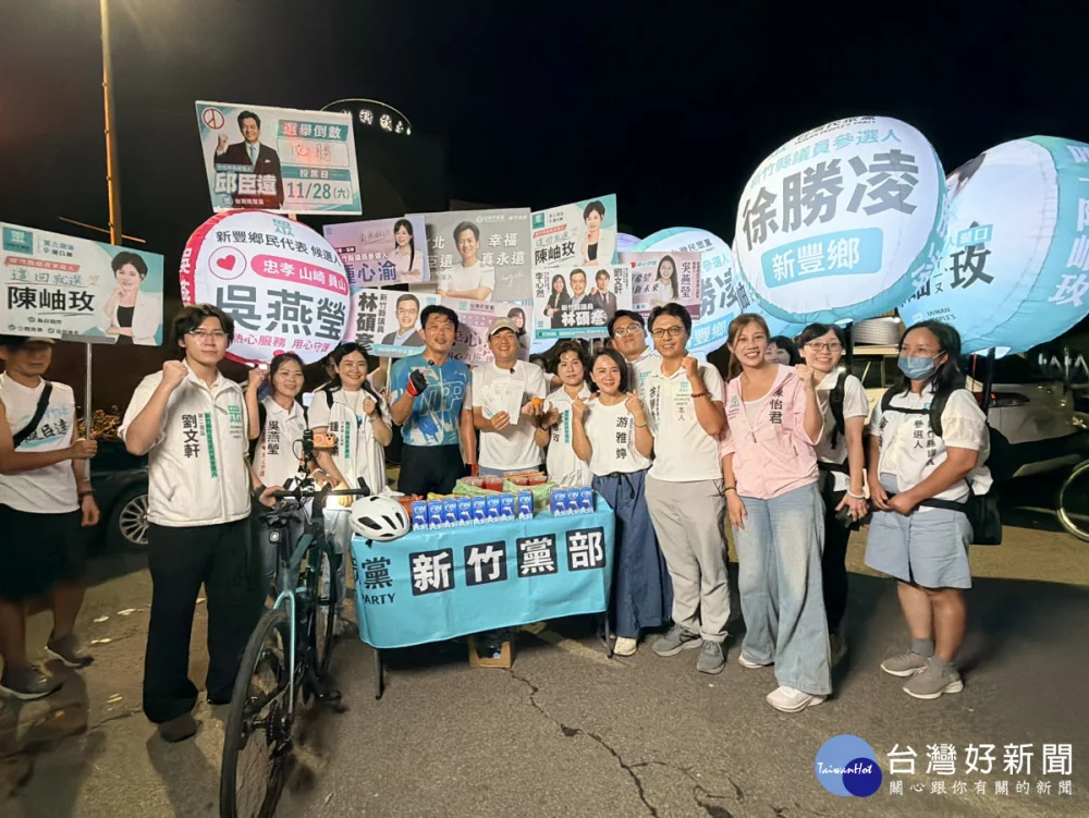 民眾黨黨主席黃國昌陪同竹北市長參選人邱臣遠一起騎乘腳踏車到竹北夜市進行掃街拜票。