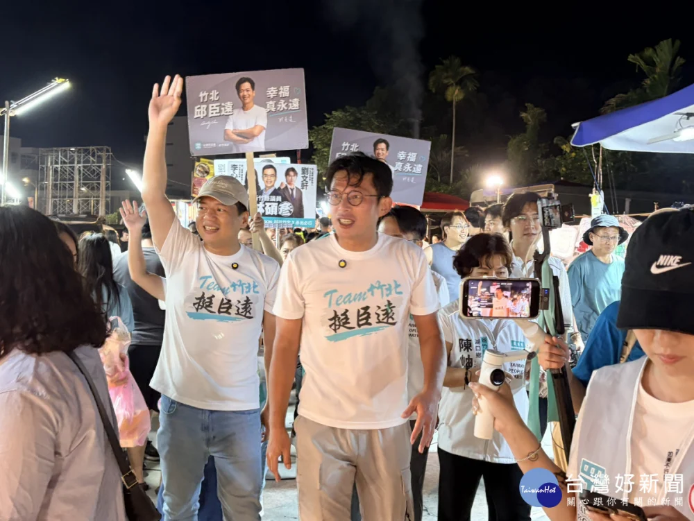 鐵馬長征冒雨挺進竹北　黃國昌合體邱臣遠夜掃竹北夜市
