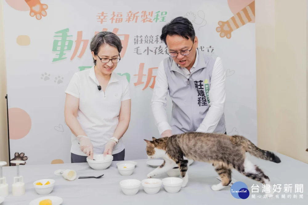 毛小孩月餅邀請貓咪「眉睫」現場試吃。