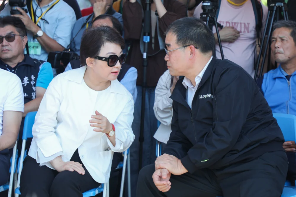 盧市長與台電總經理郭天合於中火廠區會晤