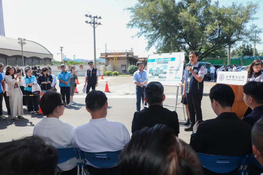 台中發電廠副廠長劉紹仲簡報說明