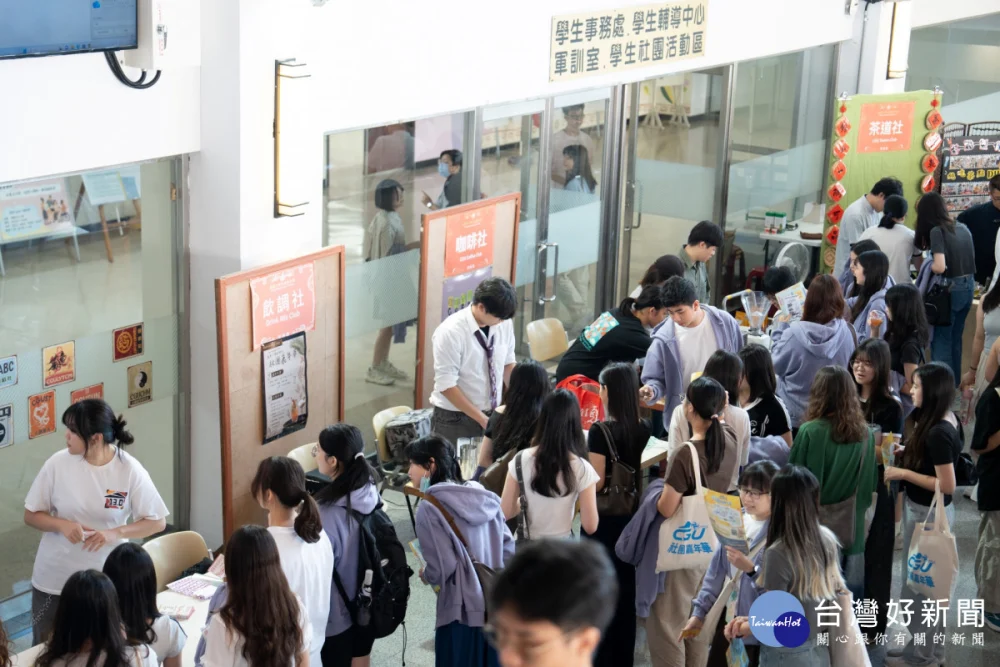長庚大學校長湯明哲提醒新生要學好專業基礎，方能判斷AI提供的資訊是真還是假，才是企業與社會真正需要的人才。圖為長庚大學115學年新生社團嘉年華
