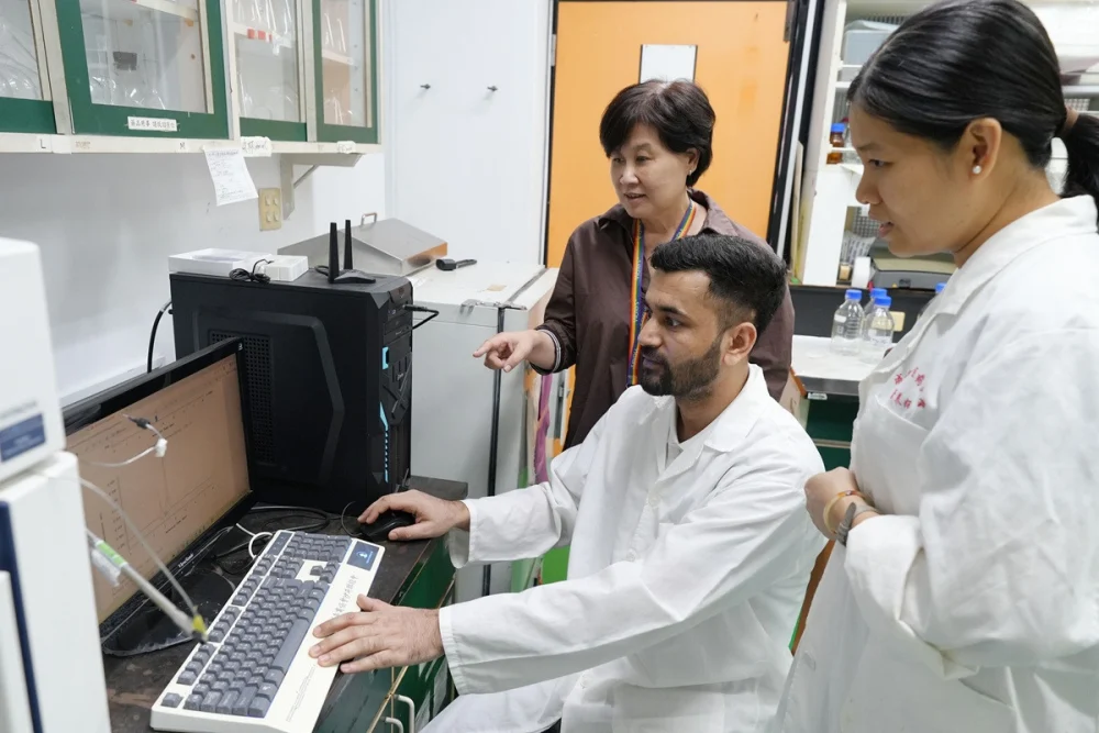 大葉大學巴基斯坦博士生研究小花蔓澤蘭  驗證美粧潛力