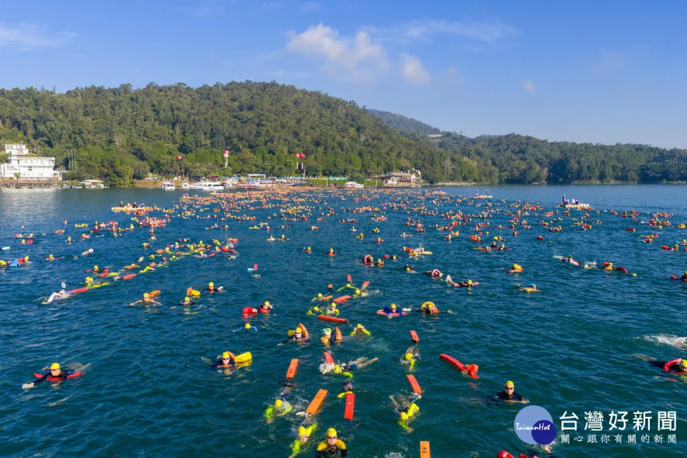 日月潭國際萬人泳渡今年再傳2萬餘名泳士參加。（縣府提供資料照）