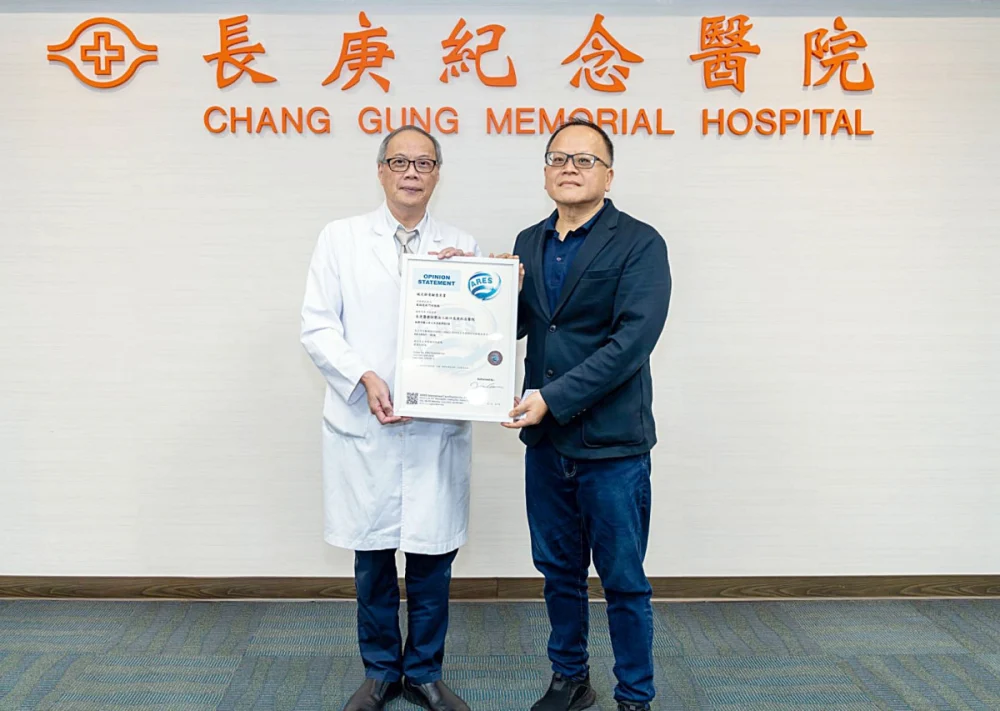 林口長庚陳建宗院長(左)接受亞瑞仕國際驗證股份有限公司陳勁宇董事長(右)頒發認證證書。林口長庚率先完成血液透析服務碳足跡盤查,為國內醫療體系建立可追溯的永續碳管理基準。(長庚醫院提供)