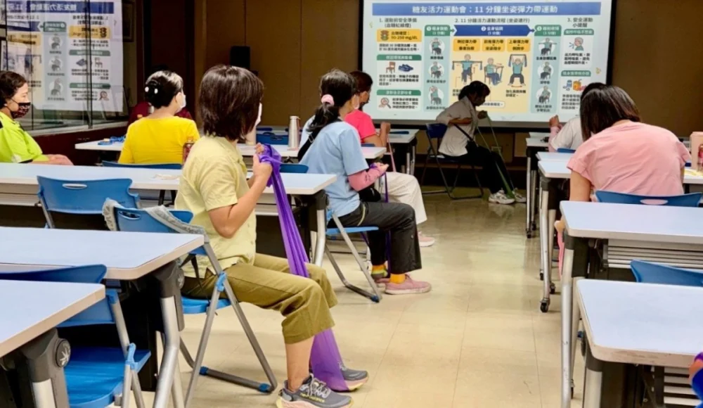 衛福部樂生醫院物理治療師王若芸，帶領糖尿病病友體驗坐姿彈力帶阻力訓練。(照片提供：樂生醫院)