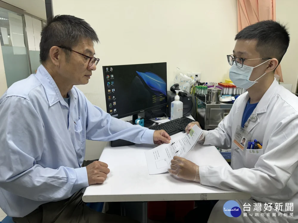 檢驗人員向民眾說明血液腫瘤標誌檢測與健康管理觀念，提醒AFP等檢驗項目是健康風險評估的重要參考，異常仍須配合影像檢查及醫師評估。