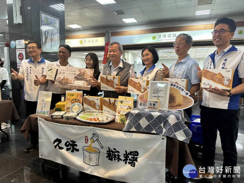 不僅參與健行還要品嚐南投美食。（記者扶小萍攝）