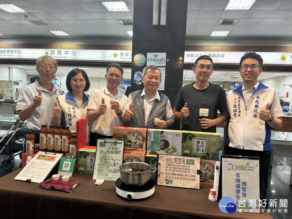 不僅參與健行還要品嚐南投美食。（記者扶小萍攝）