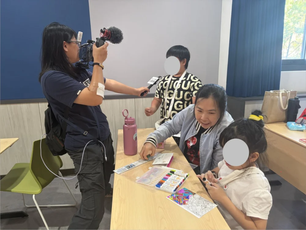 親子一起投入活動,同時也練習表達自己的想法。