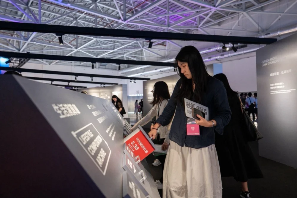 桃園市環保局於桃園會展中心A9展區推出《桃園演算室TAOYUAN RE:CODE》,以「進入系統,用日常重新編碼城市未來」為主軸。