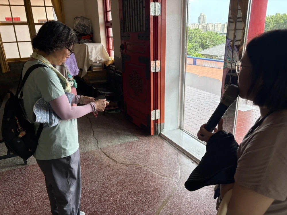 捷運工程開挖造成建物出現明顯裂縫，樂生醫院保留當年痕跡，吸引民眾拍照記錄。照片提供：樂生醫院