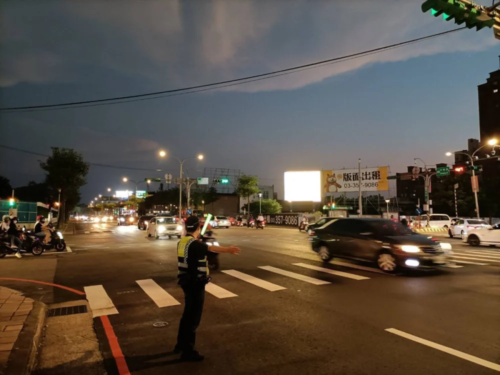 桃園市政府警察局針對連假交通嚴密監控，也協同各分局針對轄區交通重點加強疏導，以確保交通安全與順暢。